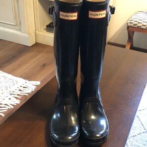 Used/decent condition Women’s Black size 7 Hunter Boots!